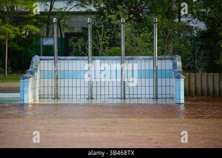 Berlin, Deutschland. April 2025 30. Blick auf die Duschen am ersten Tag der Freibad-Saison im Prinzenbad. Quelle: Jörg Carstensen/dpa/Alamy Live News Stockfoto