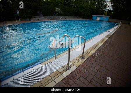 Berlin, Deutschland. April 2025 30. Am ersten Tag der Freibad-Saison können sich Schwimmer im Prinzenbad Vergnügen. Quelle: Jörg Carstensen/dpa/Alamy Live News Stockfoto