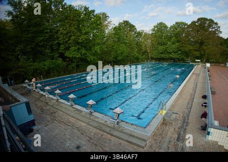 Berlin, Deutschland. April 2025 30. Am ersten Tag der Freibad-Saison können sich Schwimmer im Prinzenbad Vergnügen. Quelle: Jörg Carstensen/dpa/Alamy Live News Stockfoto