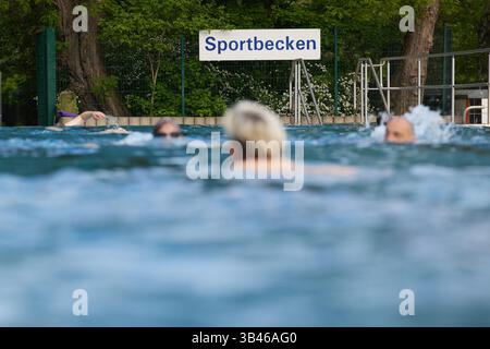 Berlin, Deutschland. April 2025 30. Am ersten Tag der Freibad-Saison können sich Schwimmer im Prinzenbad Vergnügen. Quelle: Jörg Carstensen/dpa/Alamy Live News Stockfoto