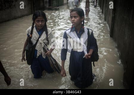 1. September 2015 - Mädchen, die von der Schule durch eine Flutstraße in Chaktai, Chittagong waten...Gezeitenflut verwüstete den größten Teil des Gebiets von chittagong city.millions von Menschen, die in Gezeitenflut gestürzt sind und Leben stehen stehen stehen... in den letzten Jahren, â€“ Wasserspiegel, die deutlich über die Gezeitenfluten, die Astronomie vorhersagt - hat begonnen, die Stadt bis zweimal am Tag zu beeinflussen, was zu häufigen Überschwemmungen von Wohn- und Geschäftsbereichen führt... wenn sich die Dinge weiter verschlechtern, die meisten Gebiete von Chittagong könnten in naher Zukunft vollständig untergetaucht werden. Eine Studie der Weltbank Stockfoto