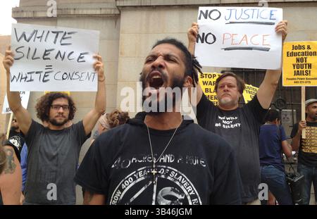 2. September 2015 - Baltimore, MD, USA - Demonstranten versammeln sich vor den ersten Anhörungen von Freddir Gray am 2. September 2015 in Baltimore, MD Die erste Antragsverhandlung in der Rechtssache Freddie Gray findet um 9:30 Uhr im Baltimore Circuit Court statt. (Bild: © Lloyd Fox/TNS via ZUMA Wire) Stockfoto