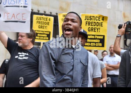 2. September 2015 - Baltimore, MD, USA - Demonstranten treffen sich vor den ersten Anhörungen von Freddie Gray am 2. September 2015 in Baltimore, MD Die erste Antragsverhandlung in der Rechtssache Freddie Gray findet um 9:30 Uhr im Baltimore Circuit Court statt. (Bild: © Kim Hairston/TNS via ZUMA Wire) Stockfoto