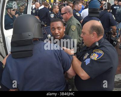 2. September 2015 - Baltimore, MD, USA - Aktivist Kwame Rose wurde zunächst nach der Verhaftung in einen Polizeiwagen geführt, wurde aber später am 2. September 2015 von einer Sanitäreinheit in Baltimore, MD, mitgenommen Die erste Antragsverhandlung in der Rechtssache Freddie Gray findet um 9:30 Uhr im Baltimore Circuit Court statt. (Bild: © Lloyd Fox/TNS via ZUMA Wire) Stockfoto