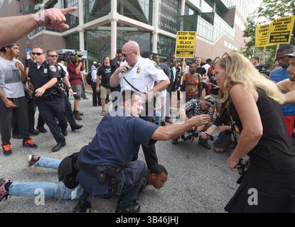 2. September 2015 - Baltimore, MD, USA - die Polizei versucht, die wütenden Demonstranten zu kontrollieren, während sie am 2. September 2015 in Baltimore, MD, den Aktivisten Kwame Rose verhaften Die erste Antragsverhandlung in der Rechtssache Freddie Gray findet um 9:30 Uhr im Baltimore Circuit Court statt. (Bild: © Lloyd Fox/TNS via ZUMA Wire) Stockfoto