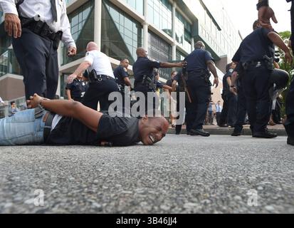 2. September 2015 - Baltimore, MD, USA - Olice versucht, die Demonstranten nach der Verhaftung des Aktivisten Kwame Rose zu kontrollieren, als die Demonstranten am 2. September 2015 in Baltimore, MD, zur Pratt Street und zum Inner Harbor marschierten Die erste Antragsverhandlung in der Rechtssache Freddie Gray findet um 9:30 Uhr im Baltimore Circuit Court statt. (Bild: © Lloyd Fox/TNS via ZUMA Wire) Stockfoto