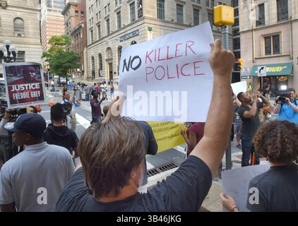 2. September 2015 - Baltimore, MD, USA - Demonstranten versammeln sich vor den ersten Anhörungen von Freddir Gray am 2. September 2015 in Baltimore, MD Die erste Antragsverhandlung in der Rechtssache Freddie Gray findet um 9:30 Uhr im Baltimore Circuit Court statt. (Bild: © Lloyd Fox/TNS via ZUMA Wire) Stockfoto