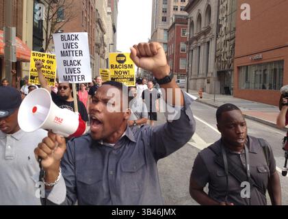 2. September 2015 – Baltimore, MD, USA – Pastor Westley West, Faith Empowered Ministries, führt Demonstranten an, während sie am 2. September 2015 in Baltimore, MD, Richtung Pratt Street und Inner Harbor marschieren Die erste Antragsverhandlung in der Rechtssache Freddie Gray findet um 9:30 Uhr im Baltimore Circuit Court statt. (Bild: © Lloyd Fox/TNS via ZUMA Wire) Stockfoto