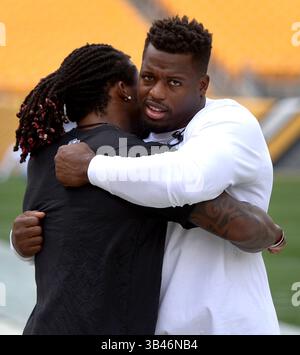 3. September 2015 – Pittsburgh, PA, USA – Pittsburgh Steelers Running Back DeAngelo Williams, links, und Carolina Panthers Running Back Jonathan Stewart, rechts, umarmen sich vor dem Vorsaisonspiel der Teams am Donnerstag, 3. September 2015, im Heinz Field in Pittsburgh. Williams spielte früher für die Carolina Panthers. (Bild: © Jeff SINER/TNS via ZUMA Wire) Stockfoto