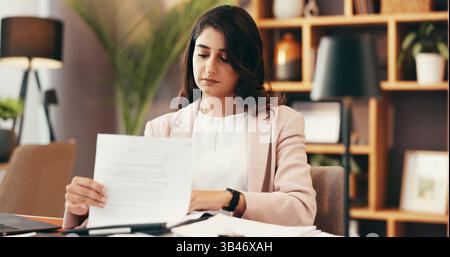 Lesen, Papierkram und Geschäftsfrau im Amt mit Buchhaltung, Buchhaltung und Finanzbericht. Auditor, Prüfdokument und ernsthafter Mitarbeiter Stockfoto