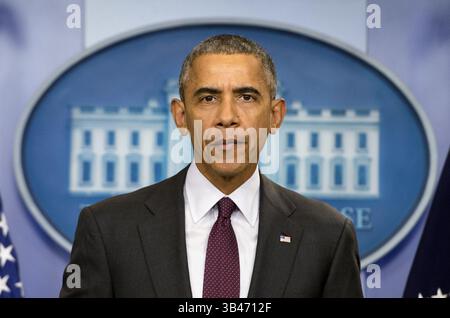 1. Oktober 2015 - Washington, District of Columbia, USA - Präsident BARACK OBAMA spricht über die Schießerei am Umpqua Community College in Oregon, wo heute ein bewaffneter Mann 9 tötete und mehr als 20 weitere verletzte, bevor er bei einem Schießerei mit der Polizei getötet wurde. (Foto: © Kevin Dietsch/CNP via ZUMA Wire) Stockfoto