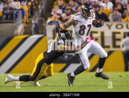 1. Oktober 2015 – Pittsburgh, Pennsylvania, USA – Pittsburgh Steelers Inside Linebacker Vince Williams (98) bringt Baltimore Ravens Tight End Maxx Williams (87) zum Absturz. Die Pittsburgh Steelers sind Gastgeber der Baltimore Ravens in Woche 4 der NFL-Saison 2015. (Kreditbild: © Brian Kunst Via ZUMA Wire) Stockfoto