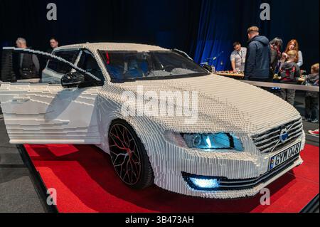 Riga, Lettland - 25. April 2025: Ein lebensgroßes Modell aus zahlreichen Lego-Bausteinen, die bei einer Indoor-Veranstaltung ausgestellt wurden. Stockfoto