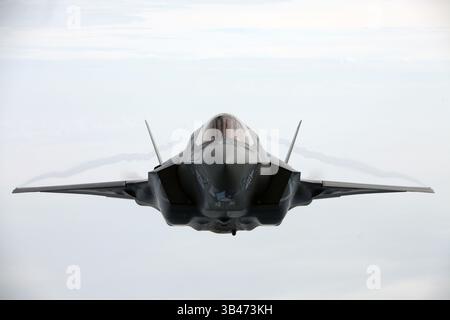 14. April 2015: Cherry Point, NC, Vereinigte Staaten von Amerika - US Marine Corps F-35B Lightning II Stealth Kampfflugzeug während des Betanks am 14. April 2015 über Cherry Point, North Carolina. Die Multi-Rollen Joint Strike Fighters werden schließlich alle Marine Corps-Flugzeuge ersetzen, einschließlich der AV-8B Harrier, der F/A-18 Hornet und der EA-6B Prowler. (Bild: © CPL. Unique Roberts/Planet Pix via ZUMA Wire) Stockfoto