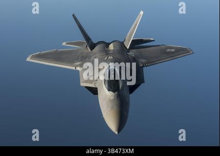 4. September 2015 - Tallinn, Estland - Ein Tarnflugzeug der US-Luftwaffe F-22 Raptor fliegt während eines Vormarscheinsatzes zur Unterstützung der NATO-Partner in Europa am 4. September 2015 in der Nähe von Tallinn, Estland. (Kreditbild: © Tsgt. Jason Robertson/Planet Pix via ZUMA Wire) Stockfoto