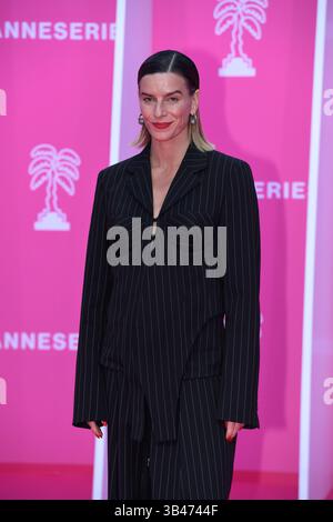 Cannes, Frankreich. April 2025. Fauve Hautot besucht den Pink Carpet beim 8. Canneseries International Festival im Palais des Festivals. Quelle: SOPA Images Limited/Alamy Live News Stockfoto