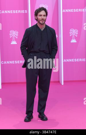 Cannes, Frankreich. April 2025. Sam Claflin besucht den Pink Carpet beim 8. Canneseries International Festival im Palais des Festivals. Quelle: SOPA Images Limited/Alamy Live News Stockfoto