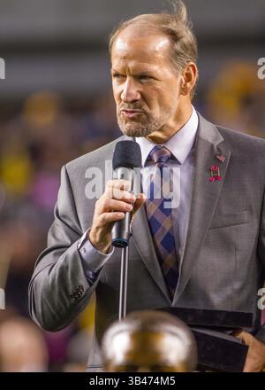 1. Oktober 2015 – Pittsburgh, Pennsylvania, USA – der ehemalige Cheftrainer der Pittsburgh Steelers Bill Cowher präsentierte die Hall of Fame Running Back Jerome Bettis mit seinem HOF-Ring. Im Heinz Field während der Halbzeit ehrten die Pittsburgh Steelers die Hall of Fame Running Back Jerome Bettis mit einem speziellen Tribute-Video und der Präsentation seines HOFRINGS. (Kreditbild: © Brian Kunst Via ZUMA Wire) Stockfoto