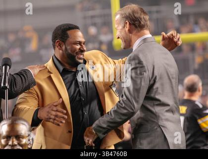 2. Oktober 2015 - Pittsburgh, Pennsylvania, USA - Jerome Bettis umarmt seinen ehemaligen Trainer Bill Cowher. Im Heinz Field während der Halbzeit ehrten die Pittsburgh Steelers die Hall of Fame Running Back Jerome Bettis mit einem speziellen Tribute-Video und der Präsentation seines HOFRINGS. (Kreditbild: © Brian Kunst Via ZUMA Wire) Stockfoto