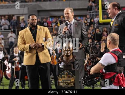 2. Oktober 2015 – Pittsburgh, Pennsylvania, USA – der ehemalige Pittsburgh Steelers-Cheftrainer Bill Cowher überreichte Jerome Bettis den Hall of Fame-Ring in Heinz Field während der Halbzeit ehrte die Pittsburgh Steelers die Hall of Fame Running Back Jerome Bettis mit einem speziellen Tribut-Video und der Präsentation seines HOFRINGS. (Kreditbild: © Brian Kunst Via ZUMA Wire) Stockfoto