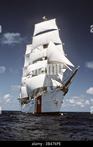 21. Februar 2011 - San Juan, Puerto Rico - das Hochsegel-Schiff der US Coast Guard Barque Eagle unter voller Segel am 21. Februar 2011 in San Juan, Puerto Rico. (Bild: © PA1 Telfair Brown/Planet Pix via ZUMA Wire) Stockfoto