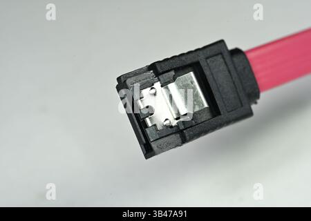 SATA-Stecker für den Anschluss an Computerfestplatten und Solid-State-Laufwerke von der Hauptplatine Stockfoto