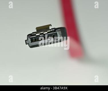 SATA-Stecker für den Anschluss an Computerfestplatten und Solid-State-Laufwerke von der Hauptplatine Stockfoto