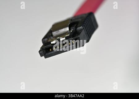 SATA-Stecker für den Anschluss an die Festplatte des Computers von der Hauptplatine Stockfoto