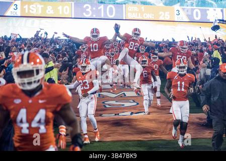 Clemson-Spieler laufen den Hügel hinunter, bevor das NCAA College-Football-Spiel zwischen Notre Dame und Clemson am Samstag, 03. Oktober 2015 im Memorial Stadium in Clemson, S.C. beginnt Jacob Kupferman/CSM(Credit Image: © Jacob Kupferman/CSM via ZUMA Wire) Stockfoto