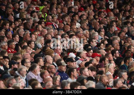 London, Großbritannien. April 2025. Arsenal Fans beim Halbfinalspiel Arsenal gegen Paris Saint-Germain UEFA Champions League im Emirates Stadium, London, Großbritannien am 29. April 2025. Quelle: Paul Marriott/Alamy Live News Stockfoto