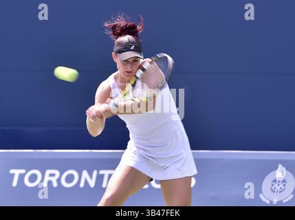 13. Juli 2015 – Toronto, Ontario, Kanada – 13. Juli 2015: Gaby Dabrowski vom Team Canada tritt im kanadischen Tenniszentrum während der Pan am Games in Toronto 2015 in Toronto gegen Louisa Chirico vom Team USA an. Gaby gewann mit 2 zu 1 und erreichte damit das Viertelfinale. (Bild: © Steve Kingsman/ZUMA Wire/ZUMAPRESS.com) Stockfoto