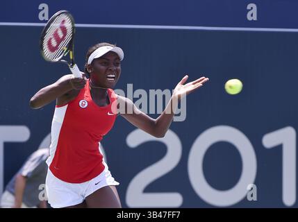 13. Juli 2015 – Toronto, Ontario, Kanada – 13. Juli 2015: Francoise Abanda aus Kanada tritt im kanadischen Tenniszentrum während der Pan am Games in Toronto 2015 in Toronto gegen Monica Puig aus Puerto Rico an. Monica gewann mit 2 Sätzen gegen 0 und erreichte damit das Viertelfinale. (Bild: © Steve Kingsman/ZUMA Wire/ZUMAPRESS.com) Stockfoto