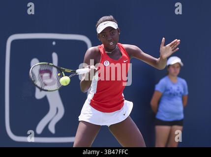 13. Juli 2015 – Toronto, Ontario, Kanada – 13. Juli 2015: Francoise Abanda aus Kanada tritt im kanadischen Tenniszentrum während der Pan am Games in Toronto 2015 in Toronto gegen Monica Puig aus Puerto Rico an. Monica gewann mit 2 Sätzen gegen 0 und erreichte damit das Viertelfinale. (Bild: © Steve Kingsman/ZUMA Wire/ZUMAPRESS.com) Stockfoto