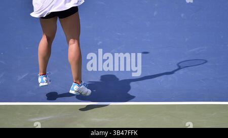 13. Juli 2015 – Toronto, Ontario, Kanada – 13. Juli 2015: Gaby Dabrowski vom Team Canada tritt im kanadischen Tenniszentrum während der Pan am Games in Toronto 2015 in Toronto gegen Louisa Chirico vom Team USA an. Gaby gewann mit 2 zu 1 und erreichte damit das Viertelfinale. (Bild: © Steve Kingsman/ZUMA Wire/ZUMAPRESS.com) Stockfoto