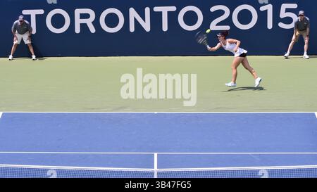 13. Juli 2015 – Toronto, Ontario, Kanada – 13. Juli 2015: Gaby Dabrowski vom Team Canada tritt im kanadischen Tenniszentrum während der Pan am Games in Toronto 2015 in Toronto gegen Louisa Chirico vom Team USA an. Gaby gewann mit 2 zu 1 und erreichte damit das Viertelfinale. (Bild: © Steve Kingsman/ZUMA Wire/ZUMAPRESS.com) Stockfoto