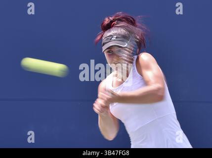 13. Juli 2015 – Toronto, Ontario, Kanada – 13. Juli 2015: Gaby Dabrowski vom Team Canada tritt im kanadischen Tenniszentrum während der Pan am Games in Toronto 2015 in Toronto gegen Louisa Chirico vom Team USA an. Gaby gewann mit 2 zu 1 und erreichte damit das Viertelfinale. (Bild: © Steve Kingsman/ZUMA Wire/ZUMAPRESS.com) Stockfoto