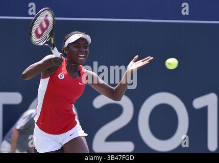13. Juli 2015 – Toronto, Ontario, Kanada – 13. Juli 2015: Francoise Abanda aus Kanada tritt im kanadischen Tenniszentrum während der Pan am Games in Toronto 2015 in Toronto gegen Monica Puig aus Puerto Rico an. Monica gewann mit 2 Sätzen gegen 0 und erreichte damit das Viertelfinale. (Bild: © Steve Kingsman/ZUMA Wire/ZUMAPRESS.com) Stockfoto