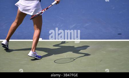 13. Juli 2015 – Toronto, Ontario, Kanada – 13. Juli 2015: Louisa Chirico vom Team USA tritt bei den Pan am Games in Toronto 2015 in Toronto gegen Gaby Dabrowski vom Team Canada an. Gaby gewann mit 2 zu 1 und erreichte damit das Viertelfinale. (Bild: © Steve Kingsman/ZUMA Wire/ZUMAPRESS.com) Stockfoto
