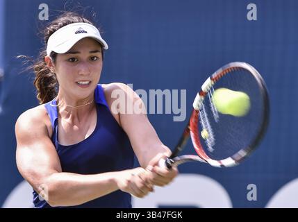 13. Juli 2015 – Toronto, Ontario, Kanada – 13. Juli 2015: Louisa Chirico vom Team USA tritt bei den Pan am Games in Toronto 2015 in Toronto gegen Gaby Dabrowski vom Team Canada an. Gaby gewann mit 2 zu 1 und erreichte damit das Viertelfinale. (Bild: © Steve Kingsman/ZUMA Wire/ZUMAPRESS.com) Stockfoto