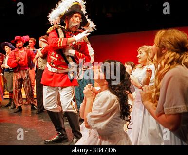 14. Juli 2015 - Clearwater, Florida, USA - JIM DAMASKE | Times.Major General Stanley, gespielt von Lee Holmes, erzählt seinen Töchtern, dass er es unter Kontrolle hat, nachdem er während der Probe für Francis Wilson Playhouse von der Produktion der Pirates of Penzance, einer Comic-Operette mit Musik von Arthur Sullivan und einem Libretto von W.S.Gilbert konfrontiert wurde. Pirates wurde 1879 erstmals in New York produziert und hat immer wieder neue Generationen von Theaterbesuchern unterhalten, die in den letzten 136 Jahren weltweit kontinuierlich produziert wurden. Es läuft vom 16. Bis 26. Juli 2015. (Foto: © Jim Damaske/Tampa Stockfoto