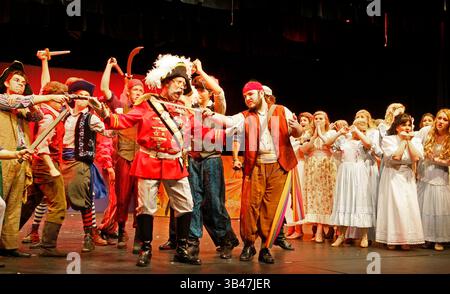 14. Juli 2015: Clearwater, Florida, USA - JIM DAMASKE | Times.Lee Holmes als Major General Stanley (Federhut) wird während der Probe für Francis Wilson Playhouses Produktion von The Pirates of Penzance, einer Comic-Operette mit Musik von Arthur Sullivan und einem Libretto von W.S.Gilbert, von Piraten konfrontiert. Pirates wurde 1879 erstmals in New York produziert und hat immer wieder neue Generationen von Theaterbesuchern unterhalten, die in den letzten 136 Jahren weltweit kontinuierlich produziert wurden. Es läuft vom 16. Bis 26. Juli 2015. (Bild: © Jim Damaske/Tampa Bay Times Via ZUMA P Stockfoto