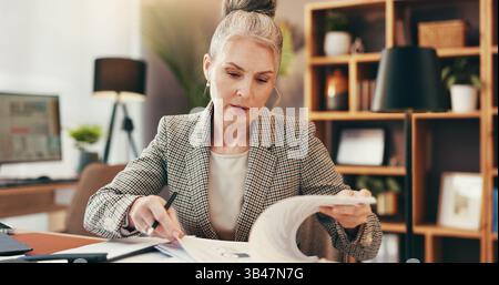 Lesen, Papierkram und reife Geschäftsfrau mit Buchhaltung, Buchhaltung und Finanzbericht. Auditor, Prüfdokument und seriöser Manager in Stockfoto