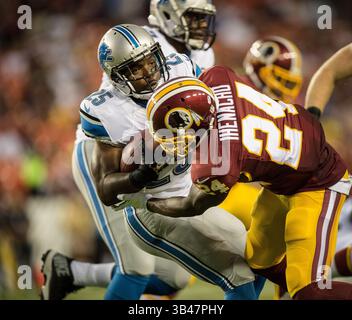 20. August 2015 – Landover, Maryland, USA – Washington Redskins Defensive Back JUSTIN ROGERS (25) trifft Detroit Lions Running Back THEO RIDDICK (25) als die Washington Redskins die Detroit Lions 21-17 während der Vorsaison auf dem FedEx Field in Landover, Maryland. (Bild: © Tom Rothenberg via ZUMA Wire) Stockfoto