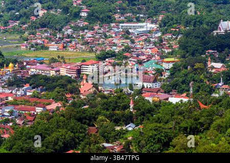 Erhöhter Blick auf Makale, Hauptstadt von der Statue von Jesus Christus Segen in Tana Toraja, Sulawesi, Indonesien. Stockfoto