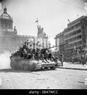 ***MAI 1945 DATEIFOTO***Befreiung Prags durch die Rote Armee, Protektorat Böhmen und Mähren, Tschechoslowakei, 9. Mai 1945. (CTK Photo/CTK) Stockfoto