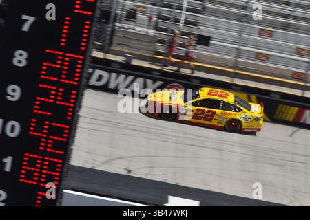 August 2015: JOEY LOGANO (22), Fahrer der NASCAR Sprint Cup Series in Bristol, Tennessee, USA, während des Trainings für das Irwin Tools Night Race. (Bild: © Jasen Vinlove Via ZUMA Wire) Stockfoto