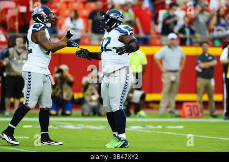 21. August 2015: Seattle Seahawks Defensive End Michael Bennett #72 und Seattle Seahawks Defensive Tackle Brandon Mebane #92 feiern den 1. Platz. Im Arrowhead Stadium in Kansas City, Missouri, spielt das NFL Football-Spiel vor der Saison zwischen den Seattle Seahawks und den Kansas City Chiefs. Kendall Shaw/CSM(Bild: © Kendall Shaw/Cal Sport Media/ZUMAPRESS.com) Stockfoto