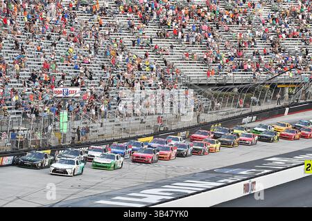 August 2015 – Bristol, Tennessee, USA – Fahrer der NASCAR Xfinity Series nehmen während der Food City 300 die grüne Flagge (Bild: © Jasen Vinlove Via ZUMA Wire) Stockfoto