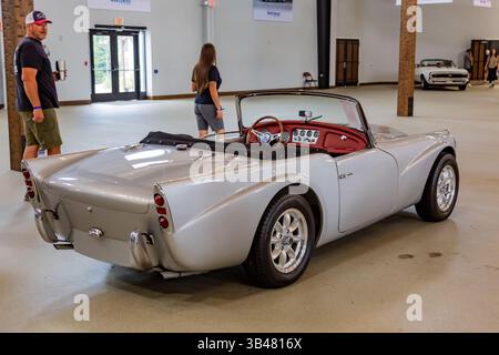 Ein silberner Daimler P250 Dart Sportwagen, der bei Worldwide Auctioneers in Auburn, Indiana, USA, geparkt wird. Stockfoto