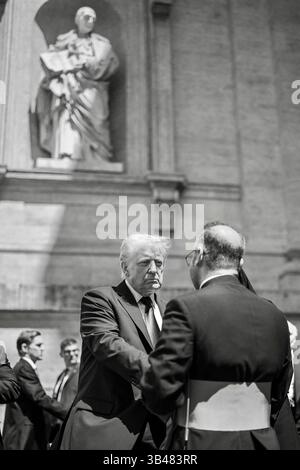 VATIKAN, ROM, ITALIEN - 26. April 2025 - US-Präsident Donald Trump trifft sich bei der Trauermesse für Papst Franziskus am Samstag, den 26. April 20 mit Beamten Stockfoto